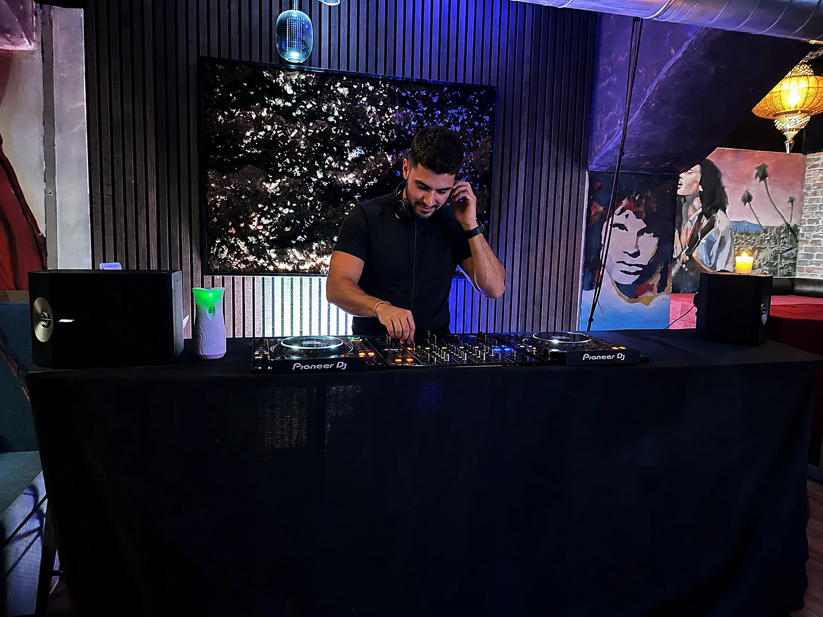 DJ en directo en el club
